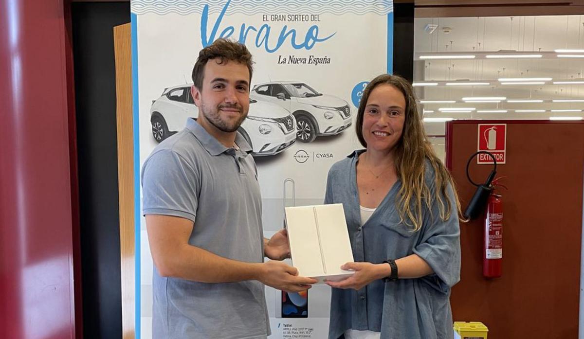 Manuel Busto Alonso, de Oviedo, recoge el iPad de manos de Eva González, del departamento comercial de LA NUEVA ESPAÑA.