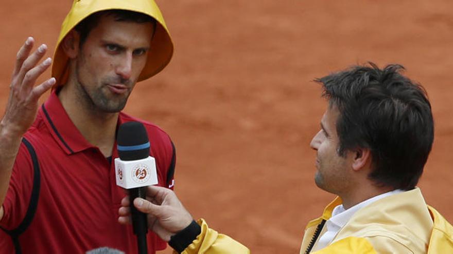 Djokovic bromea con un periodista.