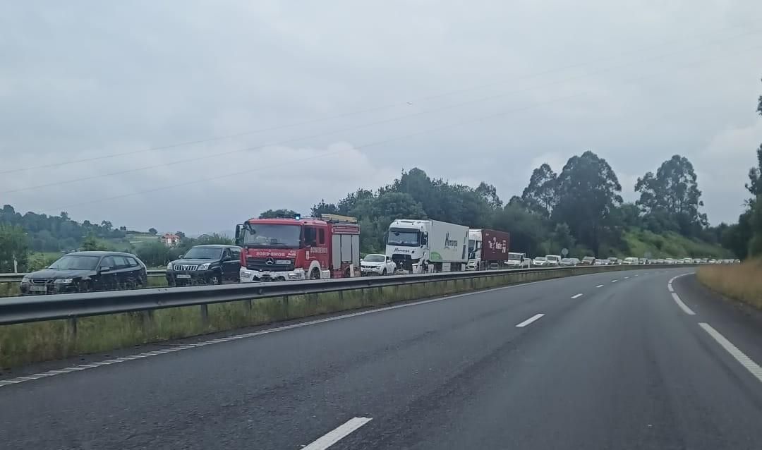Espectacular atasco en la autopista "Y" en sentido Gijón por un coche ardiendo (en imágenes)