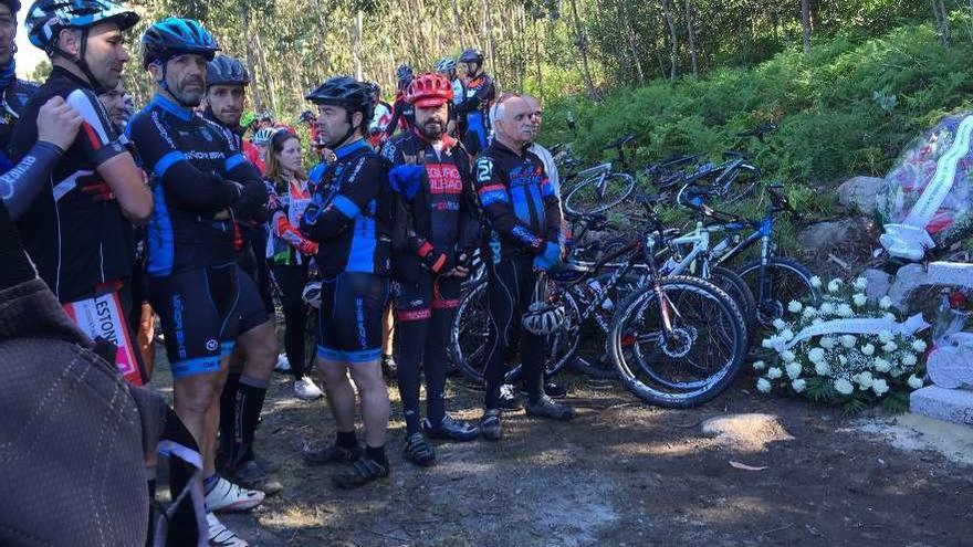 Ciclistas en un homenaje a los fallecidos en el atropello.