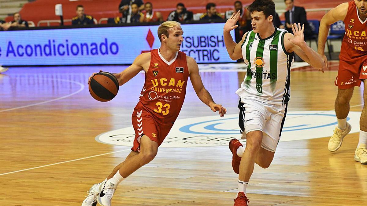 Conner Frankamp maneja la bola en el partido ante el Joventut de Badalona. | ISRAEL SÁNCHEZ