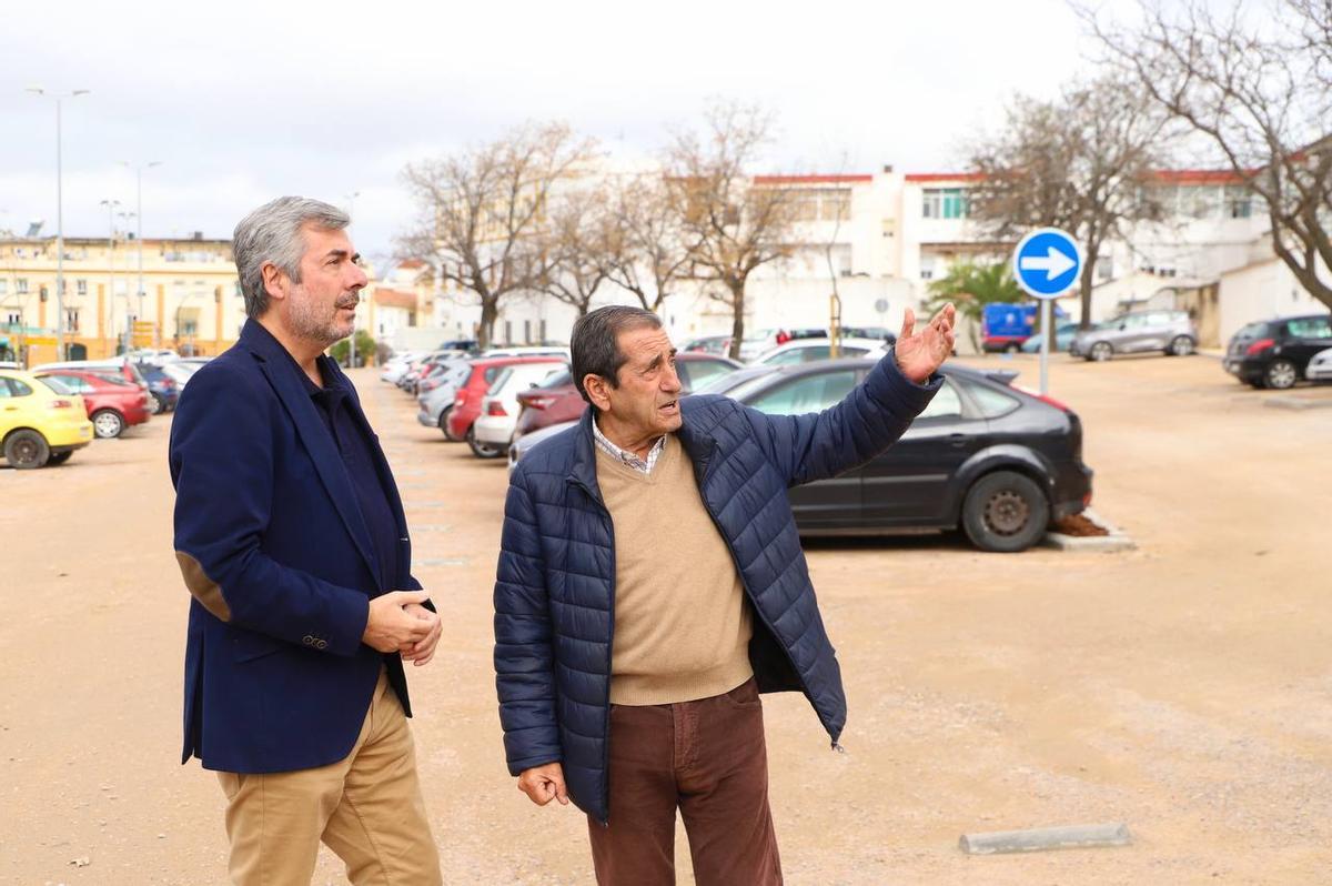 El presidente de Urbanismo, Miguel Ángel Torrico, habla con un vecino en el aparcamiento del Arcángel.