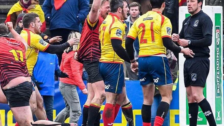 Dos jugadores españoles protestan al árbitro durante el partido ante Bélgica. // Efe