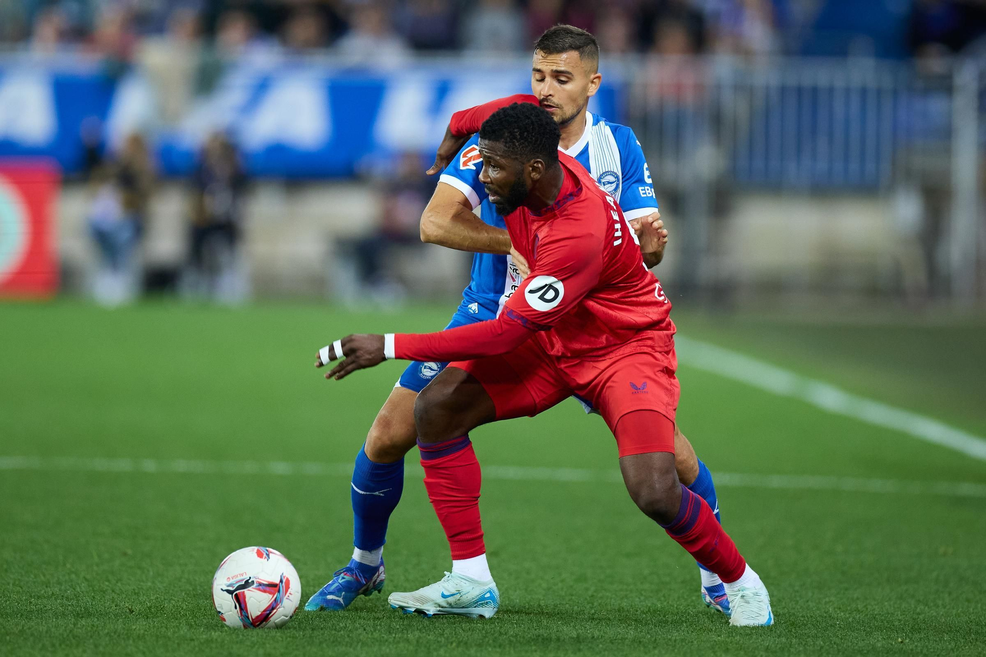 Kelechi Iheanacho of Sevilla FC competes for the ball with Aleksandar Sedlar of Deportivo Alaves during the LaLiga EA Sports match between Deportivo Alaves and Sevilla FC at Mendizorrotza on September 20, 2024, in Vitoria, Spain. AFP7 20/09/2024 ONLY FOR USE IN SPAIN / Ricardo Larreina / AFP7 / Europa Press;2024;SOCCER;SPAIN;SPORT;ZSOCCER;ZSPORT;Deportivo Alaves v Sevilla FC - LaLiga EA Sports;