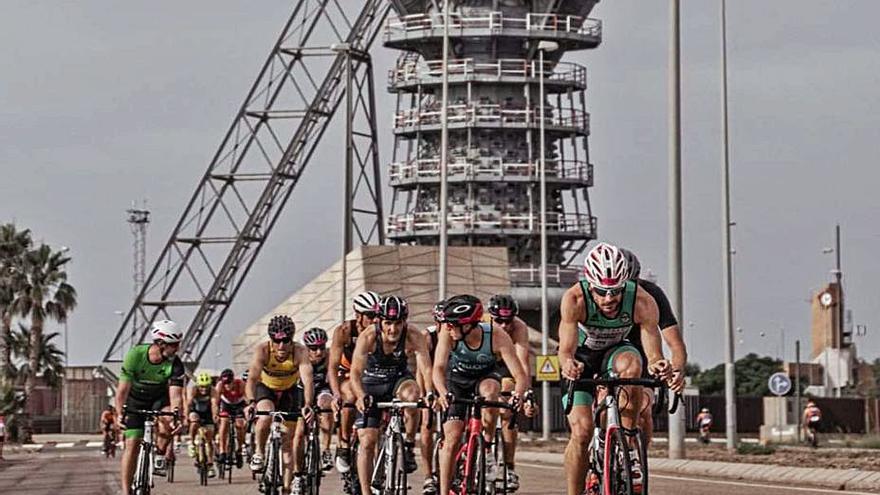 Un tramo del sector ciclista y la salida en la playa del Port de Sagunt. | E&amp;L