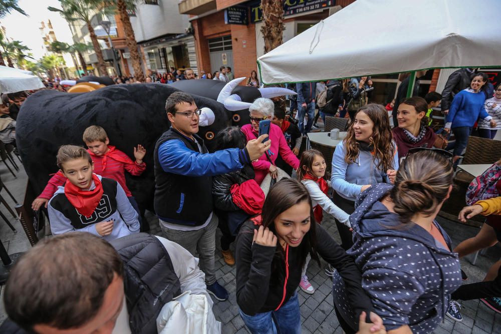 Los niños se suman a las celebraciones de las fiestas patronales en la segunda edición del encierro, con toros hinchables