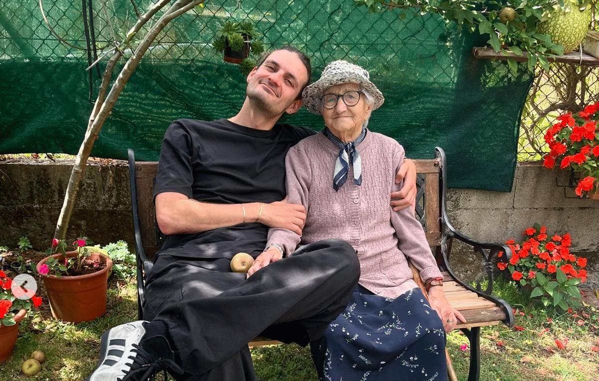 Marina Prieto, la influencer compostelana de 102 años, con su nieto Ángel Vigo.