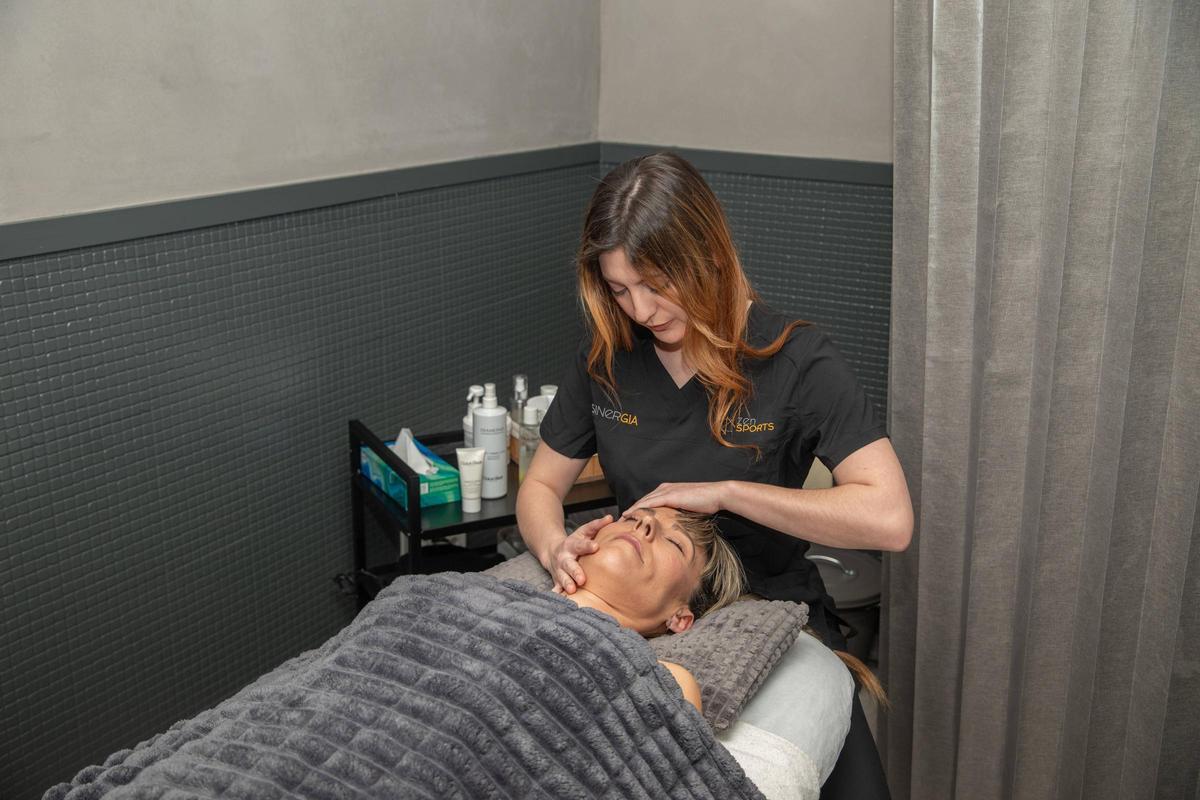 Una esteticista realiza un tramiento a una clienta