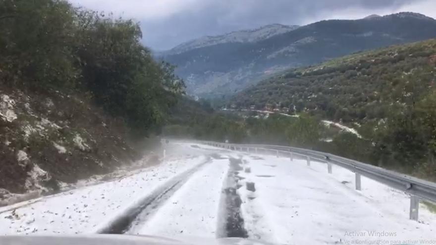 Carretera A-1505, en Santa Cruz de Grío, tras una tormenta de granizo