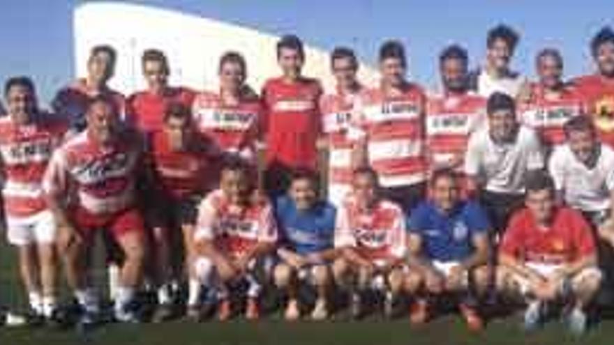 El equipo parisino posa con el combinado de futbolistas zamoranos con los que jugó un amistoso.