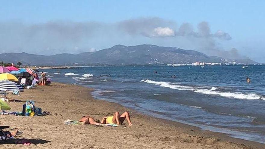 Cuatro dotaciones de bomberos y un helicóptero extinguen un incendio forestal en Torreblanca