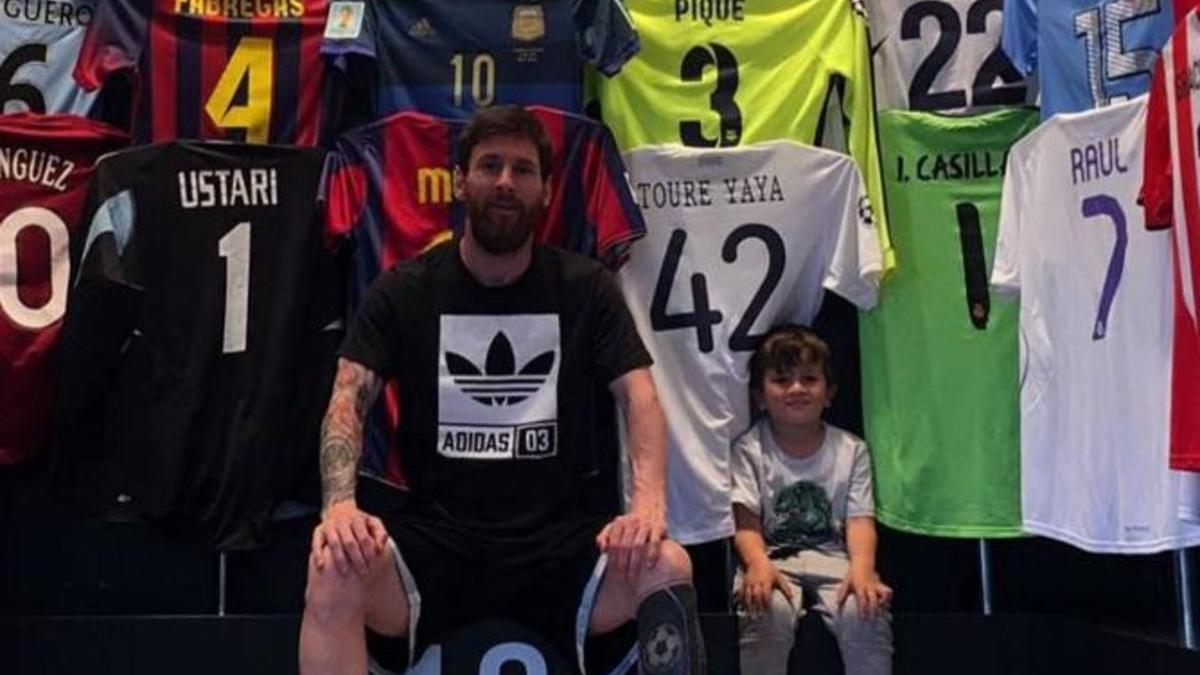 Messi y Thiago enseñan la colección de camisetas del futbolista