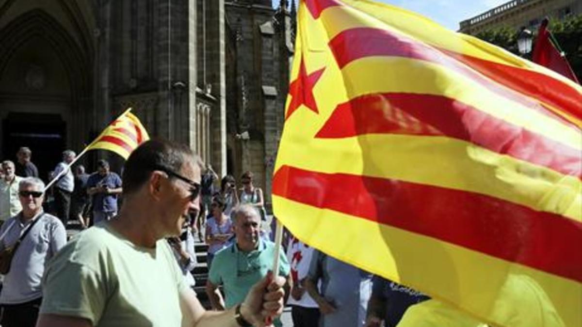 Arnaldo Otegi sostiene una 'estelada' en la manifestación de ayer en San Sebastián.