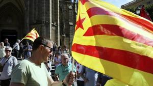 Arnaldo Otegi sostiene una ’estelada’ en la manifestación de a favor del ’procés’ en San Sebastián, el pasado 12 de agosto.