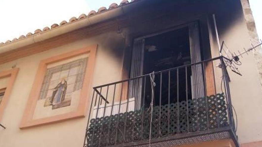 Balcón desde el que saltó el herido para escapar del incendio originado en su piso.