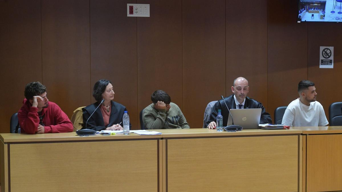 Los tres acusados, con sus abogados, durante el juicio por la muerte de Yoel Quispe.