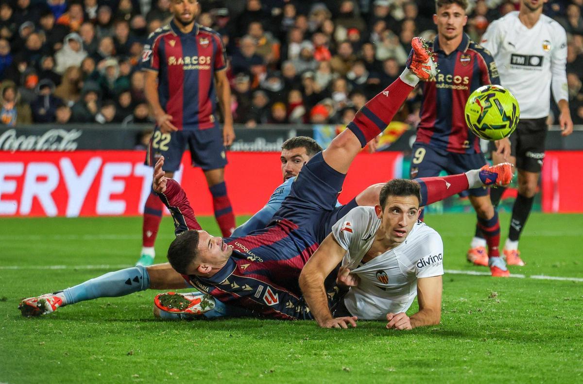 Partido de Liga EAsports entre el Valencia CF y el Levante UD de la primera vuelta en Mestalla.