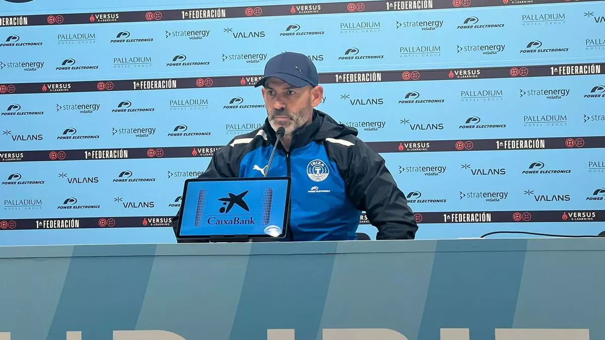 Paco Jémez, entrenador de la UD Ibiza: "Hay que saber ser líderes y estar preparados, y nosotros lo estamos"