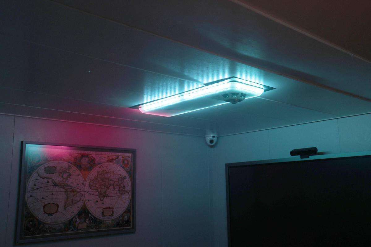 Instalación y encendido del nodo en un camarote simulado.