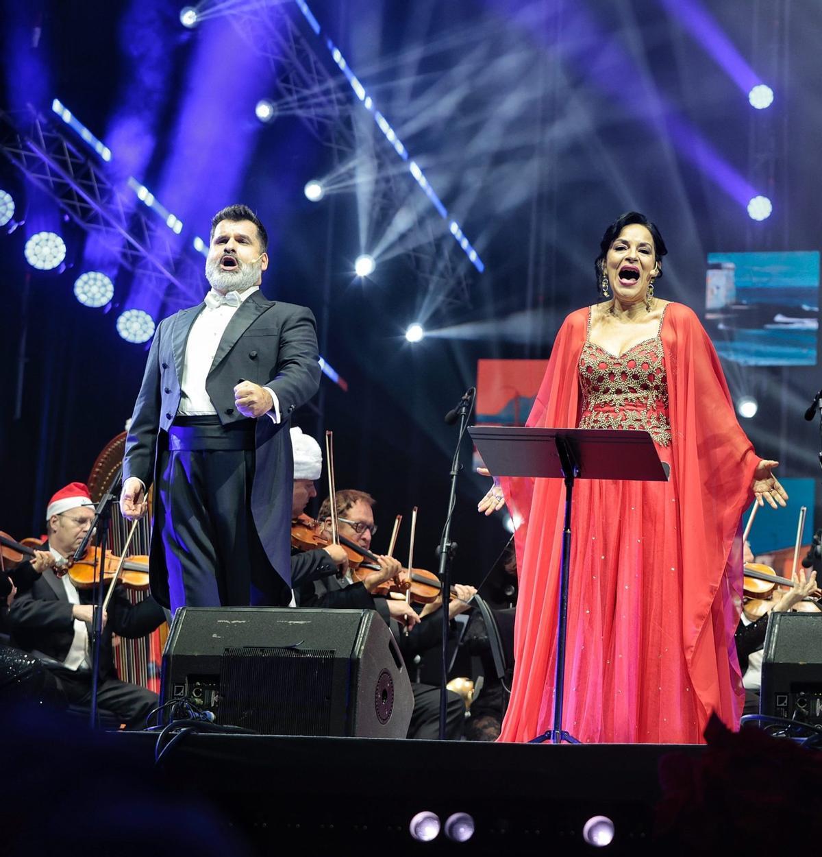 El tenor Juan Antonio Sanabria y la mezzosoprano Nancy Fabiola Herrera, anoche en el Concierto de Navidad. | MARÍA PISACA
