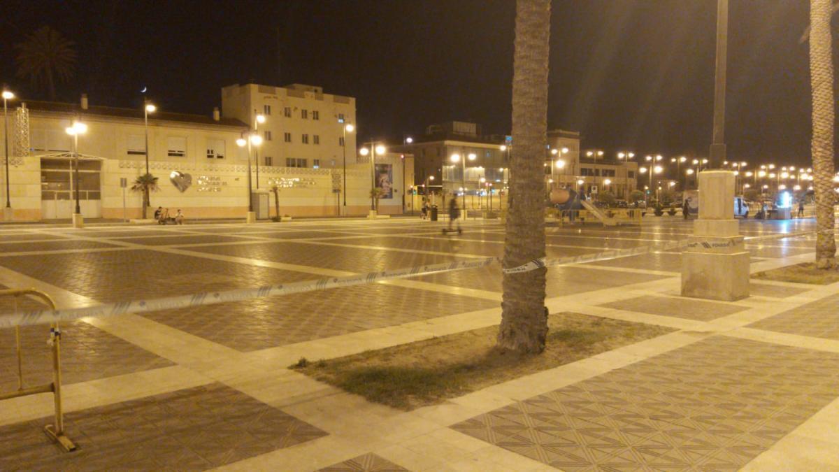 El paseo marítimo estaba anoche vacío debido al amplio despliegue policial.