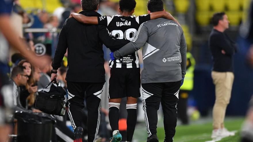 Óscar Ureña, retirándose del campo lesionado en el partido ante el Villarreal B. | FC CARTAGENA