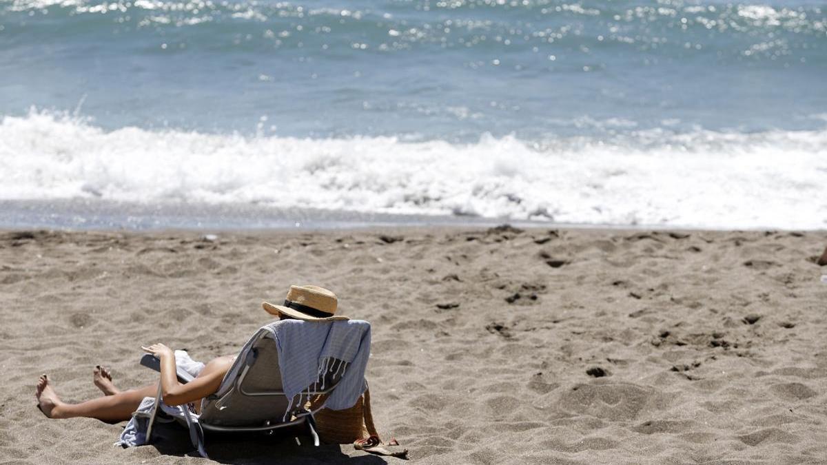 Malagueños y visitantes disfrutan de las playas y chiringuitos de la capital.