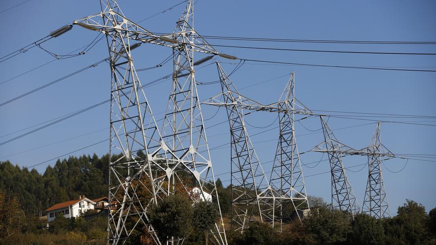 El precio de la luz descenderá el 38 % este domingo hasta los 35 euros/MWh