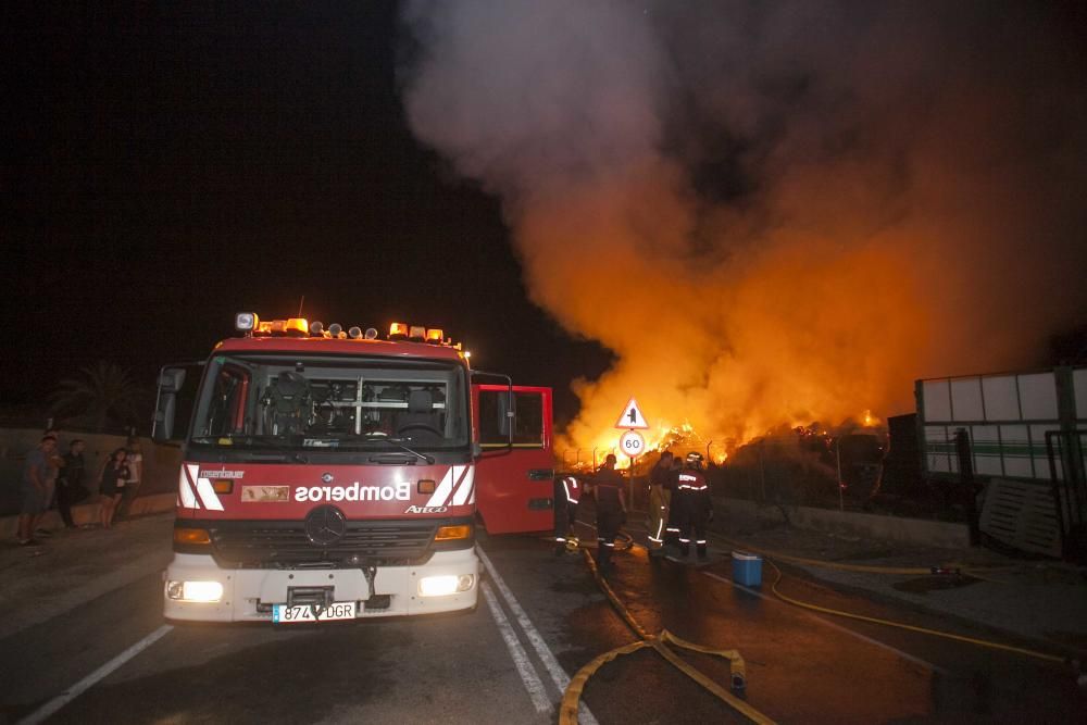 Incendio en la carretera del León, en Elche