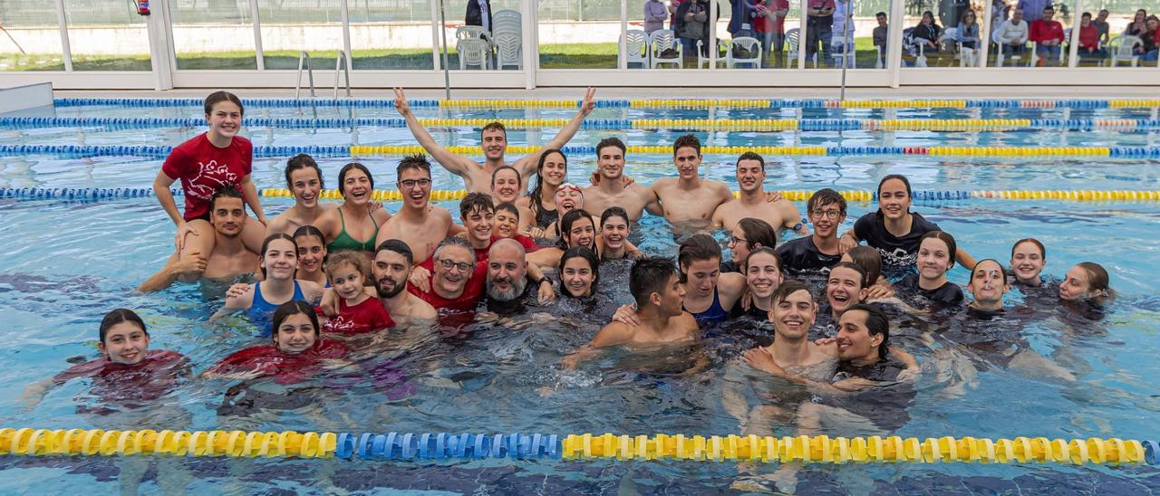 Nadadores del club de Xàtiva celebrando el ascenso en la piscina de Les Pereres