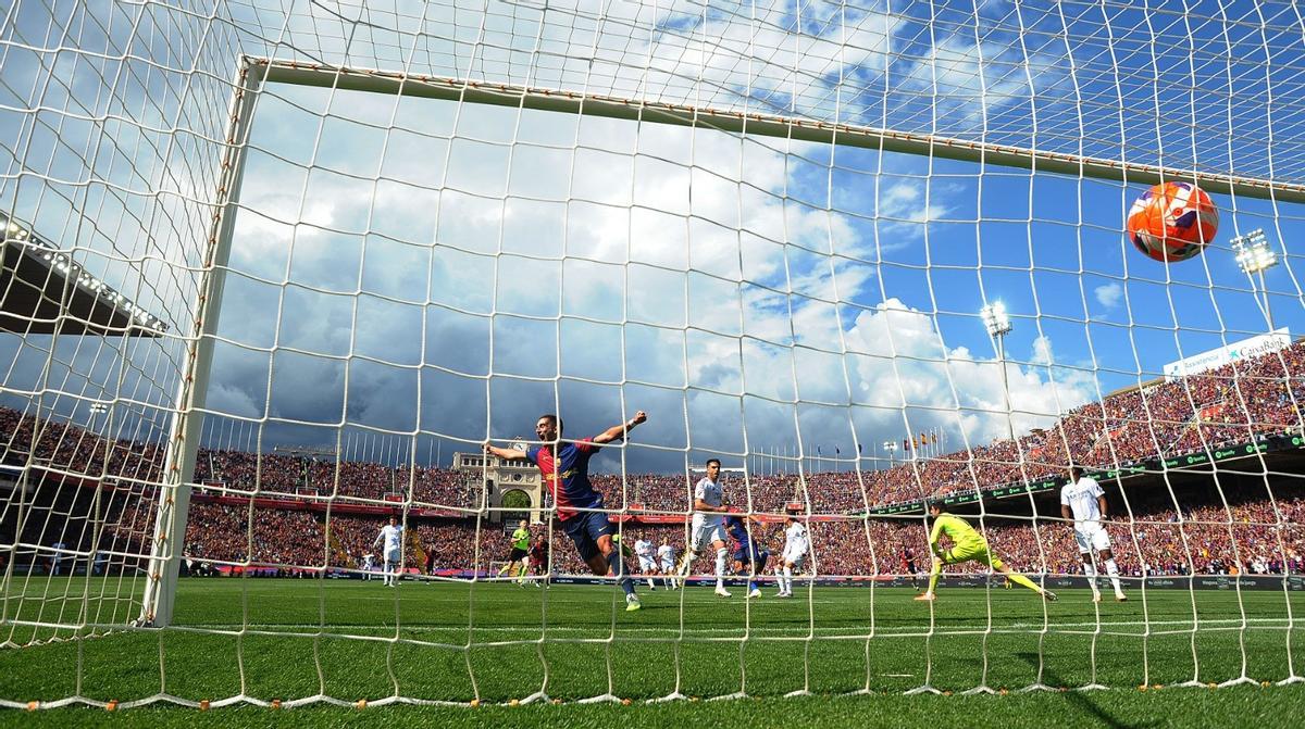 Raphinha anota el 4-2 del Barça al Madrid ante la alegría de Ferran Torres en Montjuïc.