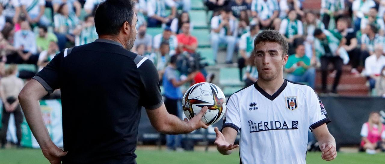 Juanma Barrero le da el balón a Guille Perero.