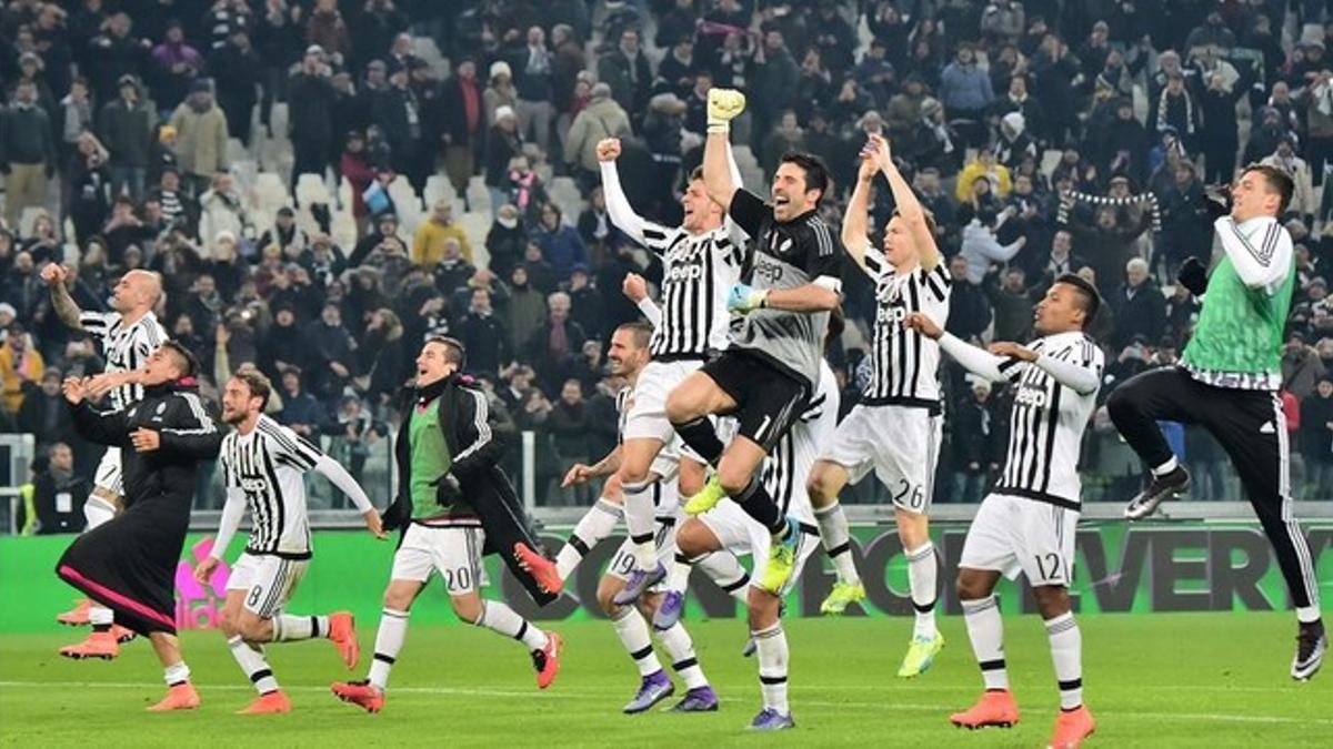 Los jugadores de la Juventus celebran con su afición el triunfo sobre el Nápoles.