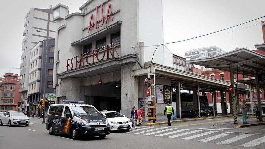 Una patrulla de la Policía Nacional, ante la estación de autobuses.