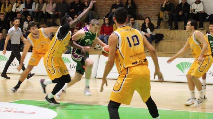 El Unicaja venció al Novaschool en el derbi.