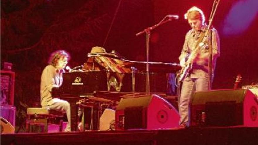 El músic Adrià Puntí, al piano, durant el concert de dissabte a la nit al festival Jardins de la Torre del Remei