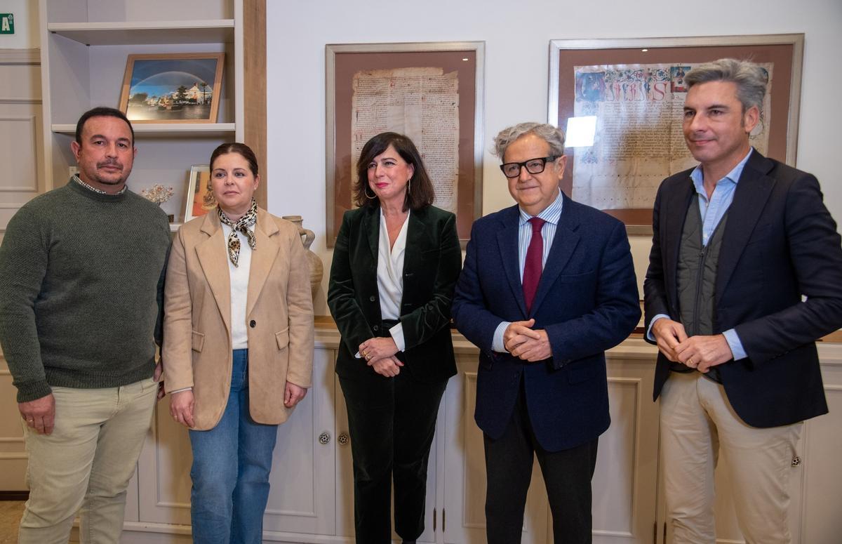Autoridades y representantes vecinales, en el ayuntamiento de Palma del Río tras la firma del convenio sobre el camino de La Mallena.