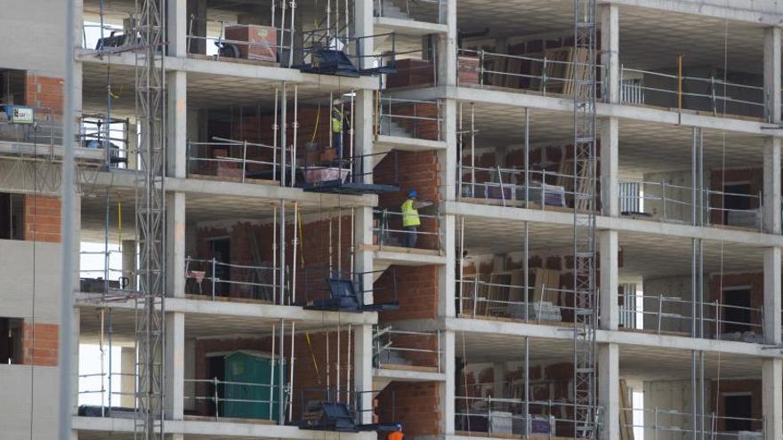 Operarios en un edificio en construcción en Alicante.