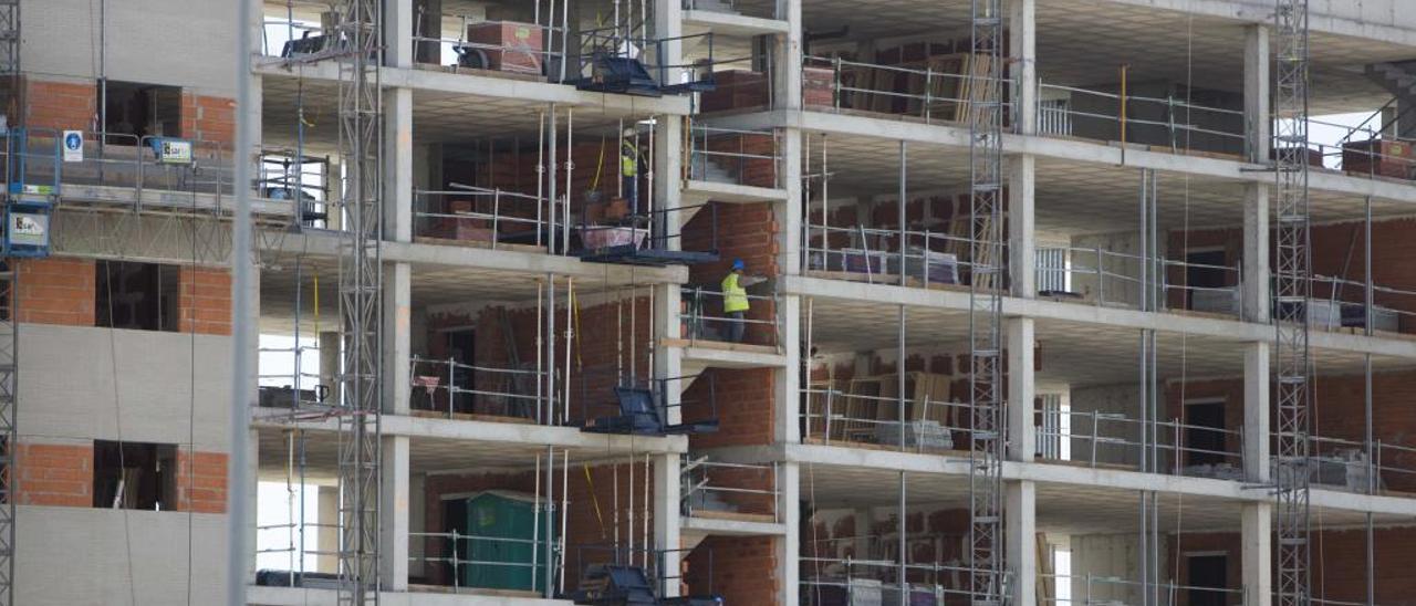 Operarios en un edificio en construcción en Alicante.