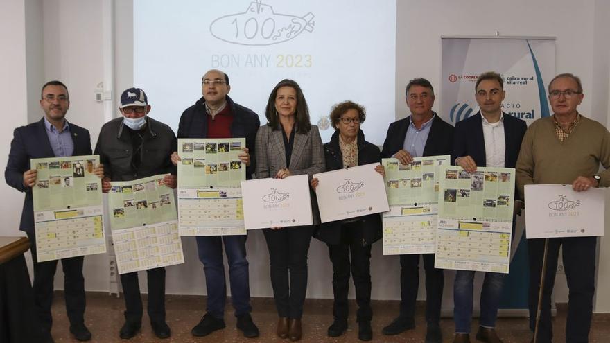 Los participantes en la presentación posan con el calendario para el 2023 de la Fundación Caixa Rural Vila-real.