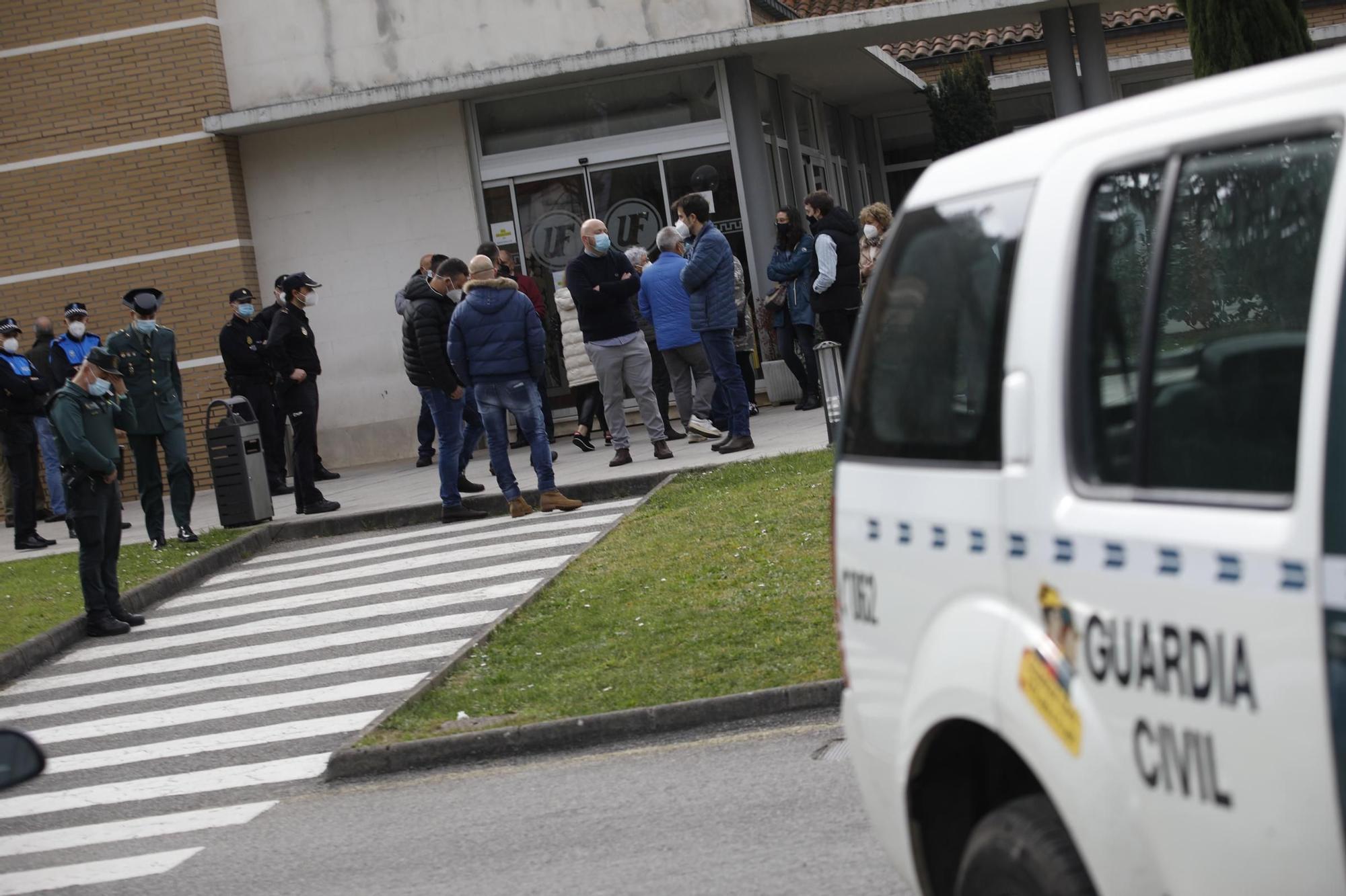 Despedida en el tanatorio al guardia civil atropellado en Mieres