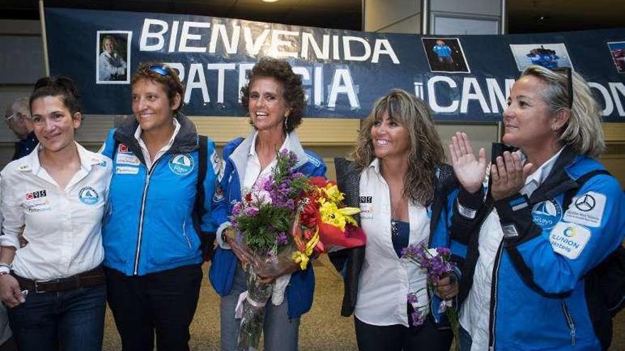 Las cinco participantes en el reto, ayer, en el Aeropuerto de Barajas.