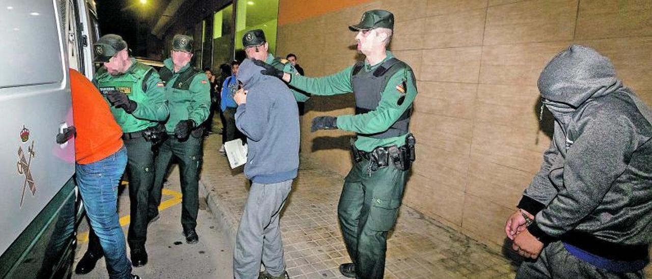 Pase a disposición judicial de los detenidos, tras el arresto en 2019. | DAVID REVENGA