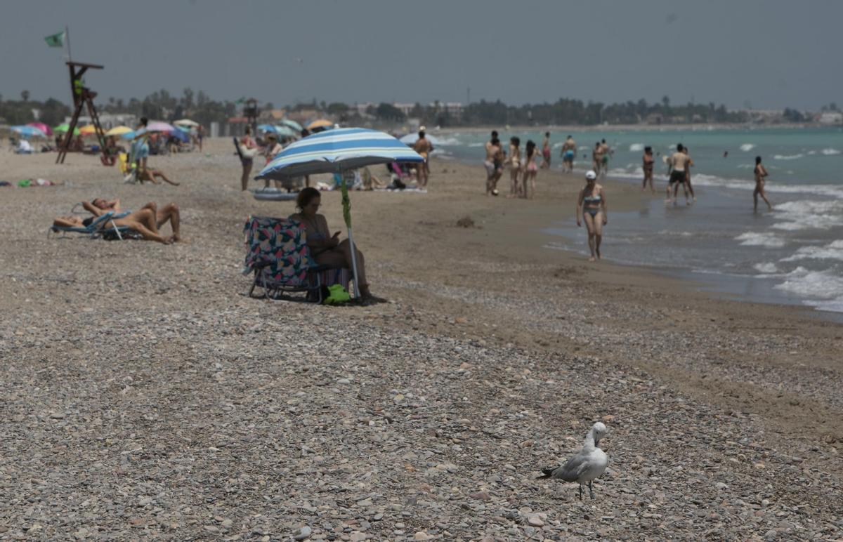 Lengua de grava y piedras en el arenal de Canet.