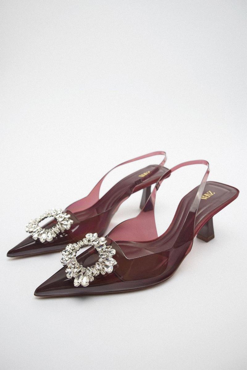 Zapato de tacón de vinilo en color granate con adorno joya, de Zara