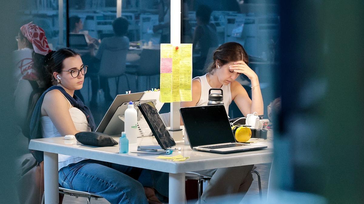 Dos jóvenes repasan el temario en la biblioteca del TEA, en Santa Cruz de Tenerife.