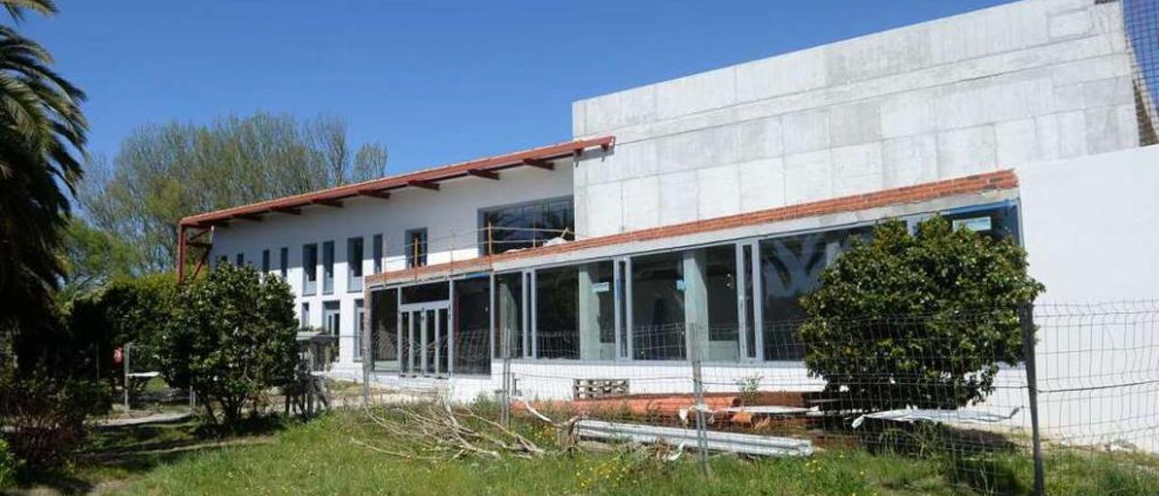 Obras de la casa da cultura de O Esteiro, en Vilanova de Arousa, que será sede del cineclub. // Noé Parga