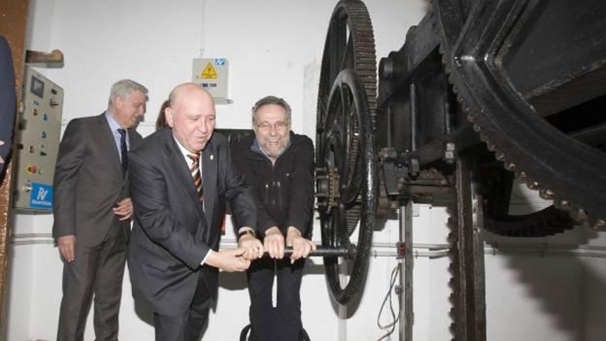 José Pascual Fortea abre las compuertas junto a Pedro Arrojo, de la Nueva Cultura del Agua.