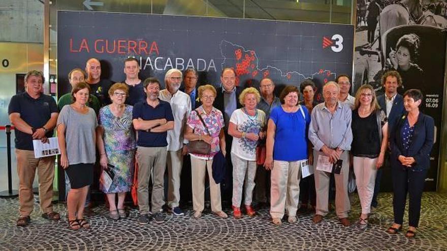 Familiars de les víctimes dels fets narrats amb una part de l&#039;equip