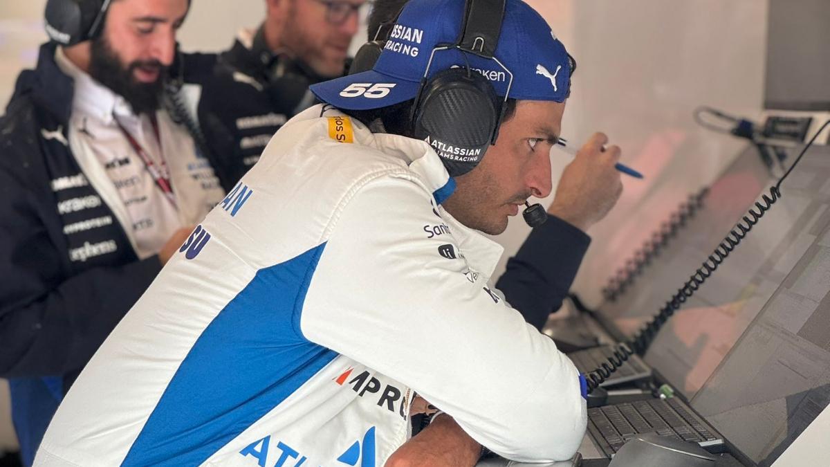 Carlos Sainz comprueba los datos de su equipo en Spa